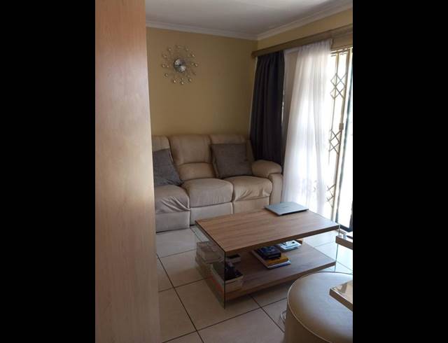 2 BEDROOM PROPERTY TO RENT IN LAKEFIELD